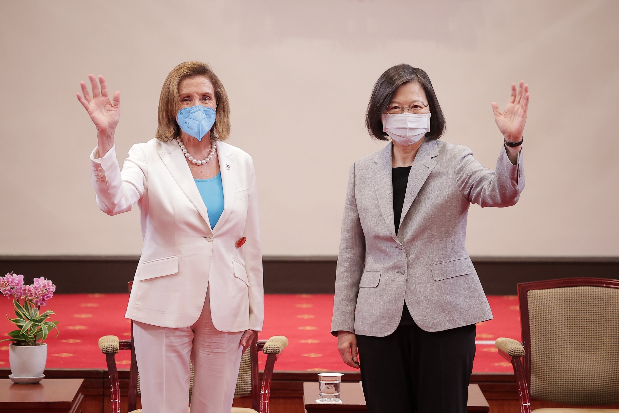 https://commons.wikimedia.org/wiki/File:Pelosi_And_Tsai_Wave_Hands_by_Chien.jpg
