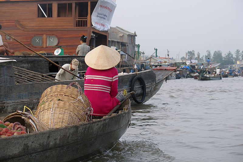 https://commons.wikimedia.org/wiki/File:Can_Tho,_Vietnam,_Floating_Market.jpg