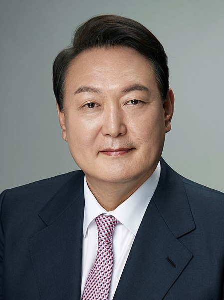 https://commons.wikimedia.org/wiki/File:South_Korea_President_Yoon_Suk_Yeol_portrait_(crop).jpg