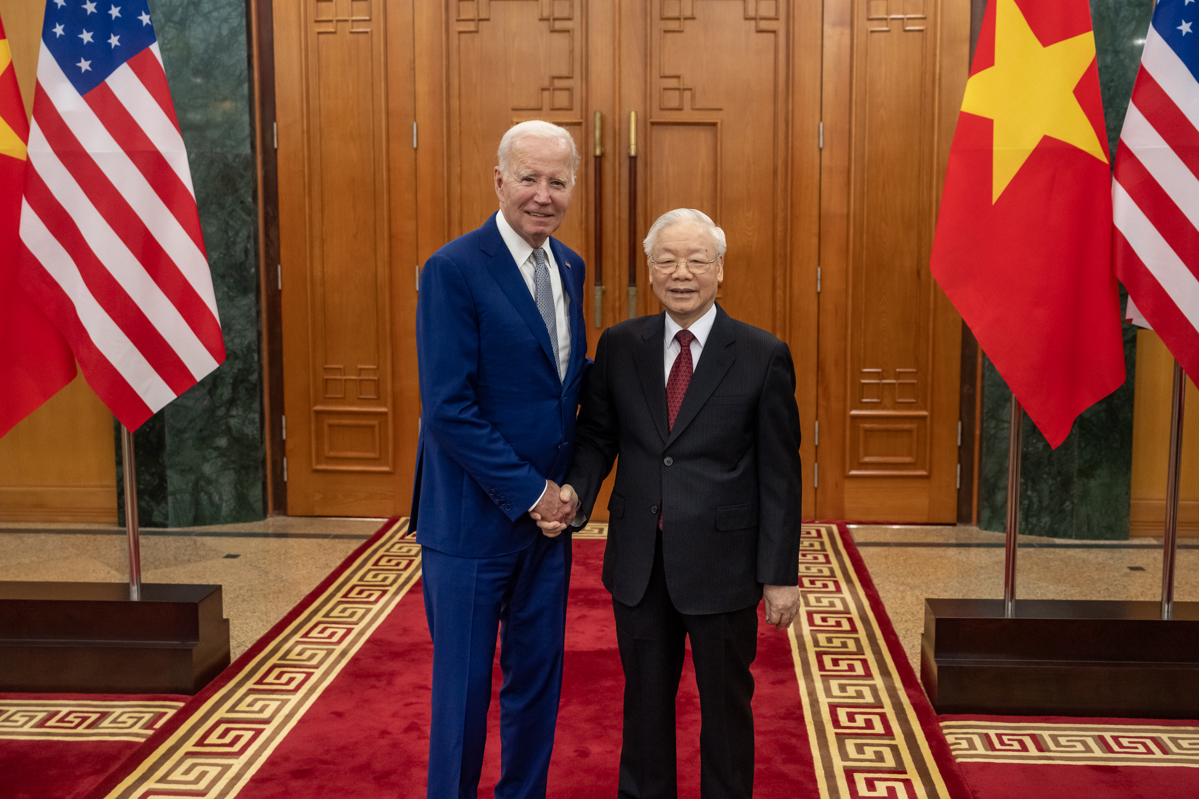 https://upload.wikimedia.org/wikipedia/commons/e/e5/Joe_Biden_met_Nguyen_Phu_Trong_in_Hanoi%2C_Vietnam_in_2023.jpg