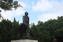 https://commons.wikimedia.org/wiki/File:Statue_of_Deng_Xiaoping_in_Lotus_Hill_Park8.jpg